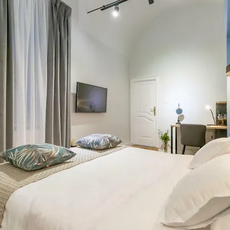 Mid Apartment *